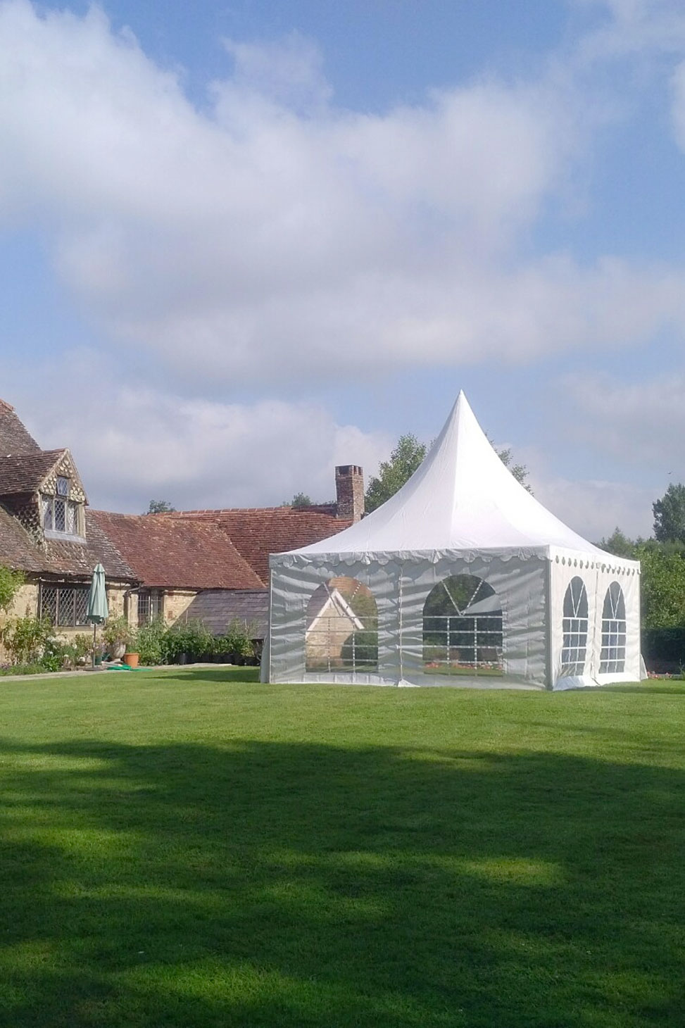 Single pagoda marquee for a lunch party